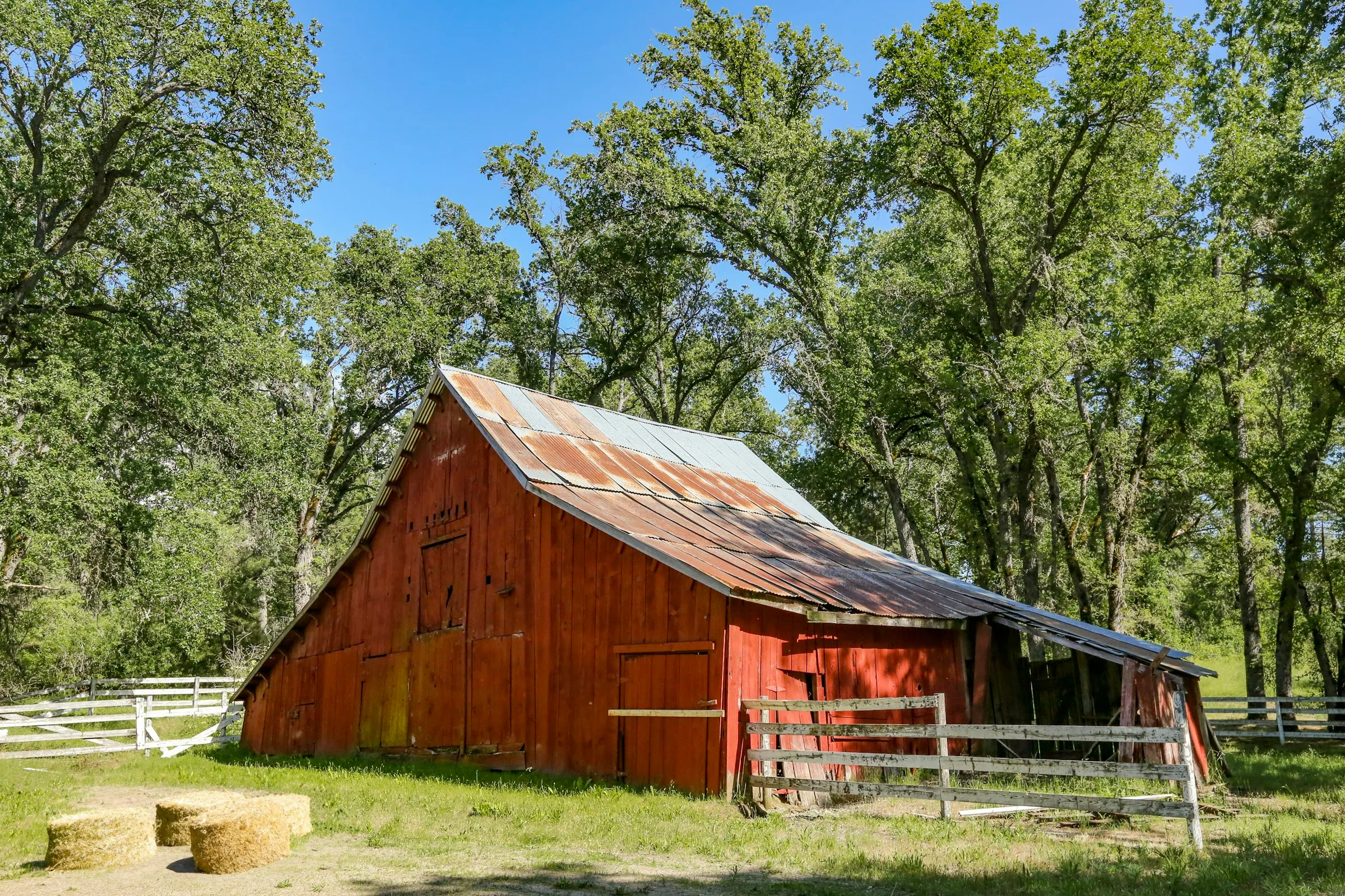 Arizona ranch with metal-roofed pole barn